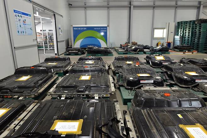 Discarded electric vehicle batteries are stored at a recycling center in Siheung, Gyeonggi Province. (Korea Environment Corporation)