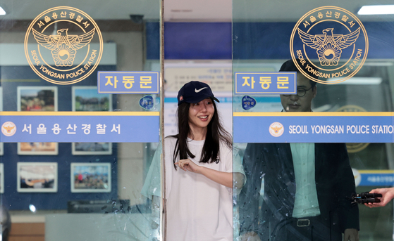 Min Hee-jin, CEO of girl group NewJeans' agency ADOR, leaves the Yongsan Police Station, central Seoul, at around 10 p.m. on July 9. [YONHAP]