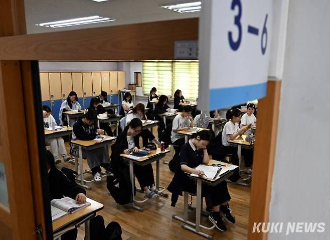 지난달 서울 영등포구 여의도자고등학교에서 수험생들이 대학수학능력시험 6월 모의평가를 치르고 있다. 사진공동취재단