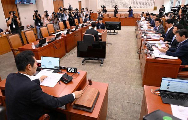 9일 국회 법제사법위원회 전체회의에서 정청래 위원장이 ‘윤석열 대통령 탄핵소추안 즉각 발의 요청에 관한 청원’ 관련 청문회 실시계획서 채택 안건이 가결됐다고 선포하며 의사봉을 두드리고 있다. 국민의힘 의원들은 반대 취지의 의사진행발언을 한 뒤 안건 심사 직전 퇴장했다. 이병주 기자