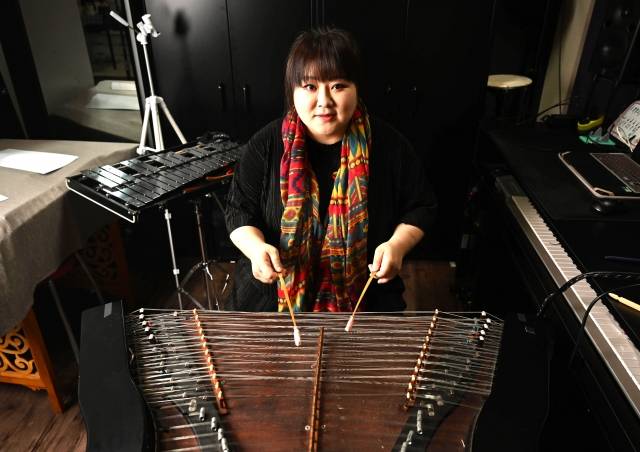 윤은화는 양금 연주자·제작자·작곡가·교육자로 활동하며 한국 양금의 패러다임을 바꿨다. 오는 17일 국립극장 여우락 페스티벌에서 단독공연을 펼치는 윤은화가 최근 서울 &nbsp;은평구에 위치한 자신의 스튜디오에서 국민일보와 인터뷰를 가졌다.     이한형 기자