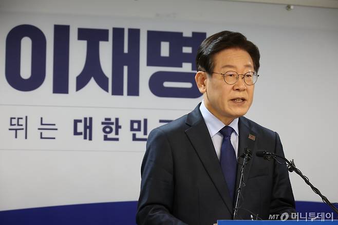 [서울=뉴시스] 조성우 기자 = 이재명 더불어민주당 전 대표가 10일 오전 서울 여의도 중앙당사에서 8·18 전당대회 당 대표 출마 선언을 하고 있다. 2024.07.10. xconfind@newsis.com /사진=조성우