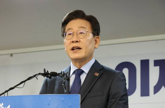 이재명 더불어민주당 전 대표가 10일 오전 서울 여의도 중앙당사에서 8·18 전당대회 당 대표 출마 선언을 하고 있다. 뉴시스