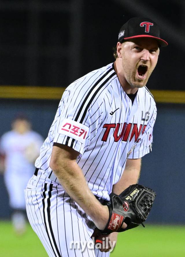 2024년 7월 10일 서울 잠실야구장에서 '2024 신한 SOL Bank KBO리그' KIA 타이거즈와 LG 트윈스의 경기가 열렸다. LG 선발투수 엔스가 7회초 1사 2루 위기를 무실점으로 막은 뒤 포효하고 있다./잠실=유진형 기자 zolong@mydaily.co.kr