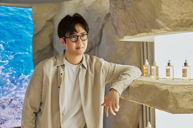 곽인승 스킨1004 브랜드 총괄이 서울 명동에 있는 플래그십 스토어에서 포즈를 취하고 있다. [스킨1004 제공]