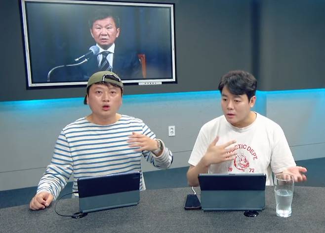박문성 축구 해설위원(왼쪽)이 박주호 대한축구협회 전력강화위원에 법적 대응을 시사한 축협을 비판하고 있다. [유튜브 '달수네 라이브' 영상 캡처]