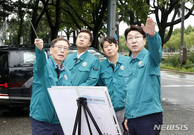 [전주=뉴시스] 도토리골지구 급경사지 붕괴위험지역 현장을 방문한 우범기 전주시장. (사진=전주시 제공) 2024.07.10. photo@newsis.com