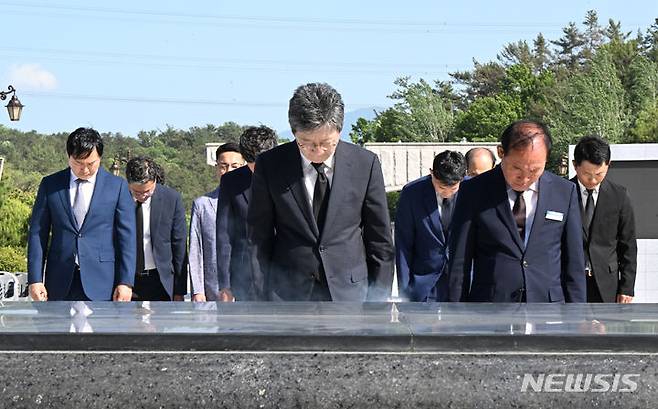 [광주=뉴시스] 박기웅 기자 = 유승민 전 국민의힘 의원이 16일 오후 광주 북구 운정동 국립5·18민주묘지에서 헌화와 분향 후 묵념을 하고 있다. 2024.05.16. pboxer@newsis.com