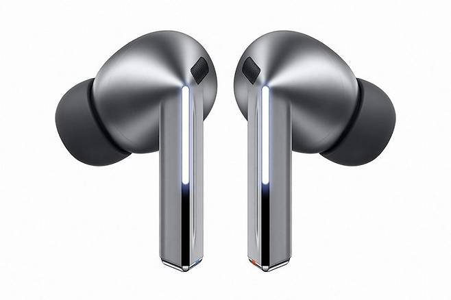 [파리=뉴시스] 삼성전자는 10일 오후 3시(현지시각) 카루젤 뒤 루브르에서 연 '삼성 갤럭시 언팩 2024'에서 갤럭시 버즈3 시리즈를 공개했다. 사진은 갤럭시 버즈3 프로 (사진=삼성전자 제공) *재판매 및 DB 금지