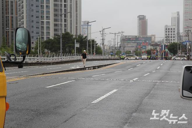 침하 현상이 나타난 대전 유등교에서 작업자가 침하된 부분을 살피고 있다. 김정남 기자