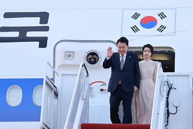 윤석열 대통령과 김건희 여사가 10일(현지시간) 북대서양조약기구(NATO·나토) 75주년 정상회의가 열리는 미국 워싱턴DC 인근 앤드루스 공군기지에 도착, 공군 1호기에서 내리며 인사하고 있다. 연합뉴스