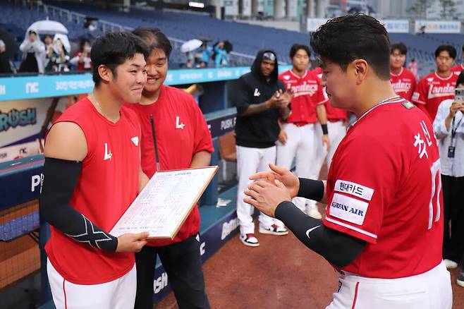 ▲ 2일 창원NC파크에서 시라카와 케이쇼의 송별회 행사 중 기념 선물을 전달하는 추신수(오른쪽).ⓒSSG랜더스