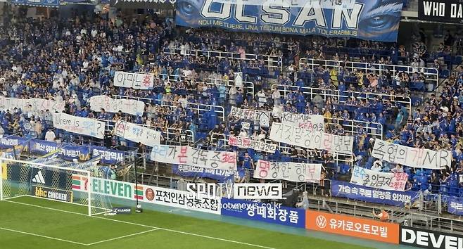 ▲ 홍명보 감독은 사전 인터뷰에선 대표팀 감독에 관한 이야기에 말을 아꼈다. 광주FC전에 관한 몇 가지를 말하다가 대표팀 감독 질문에 "광주전이 끝난 기자회견에서 말하면 안 될까. 이따가 심경을 말하는게 좋을 것 같다. 왜냐하면 지금은 킥오프 30분 전이라…"라고 답했다. 이후 광주FC전이 끝난 뒤 "제 의도와 상관없이 2월부터 내 이름이 나왔다. 정말 괴로웠다. 무언가 난도질 당하는 느낌이었고 어려운 시간이었다"라고 말하면서 "이임생 기술이사를 만난 뒤 MIK(메이드 인 코리아)라는 협회 기술철학을 나에게 말했다. 행정일을 하면서 마무리짓지 못했기에 아쉬움이 있었다. 밤새도록 고민했다. 솔직히 두려웠다"라고 말했다