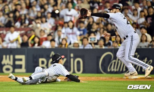 LG 신민재(왼쪽)가 10일 잠실 KIA전 9회 초 무사 2루에서 소크라테스의 땅볼 타구를 잡아 곧장 1루로 글러브 토스하고 있다.