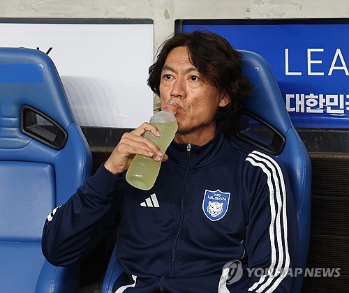 ​​대한민국 축구 국가대표팀 새 사령탑으로 내정된 홍명보 현 울산HD 감독이 자신의 선임을 둘러싼 논란 등에 대해 입을 열었다. 홍 감독은 자신이 지휘봉을 잡았던 2014년 브라질 월드컵  참패 뒤를 떠올리며 '그 때 기억은 끔찍했지만 축구 인생에서 마지막으로 한 번 더 도전하고 싶었다'는 소감을 내놨다. 홍 감독은 박주호의 충격적인 폭로에 대해선 포옹해야 좋은 방향으로 나아갈 수 있다는 뜻을 전했다. 울산 팬들에겐 미안함을 감추지 않았다. 홍 감독은 2026년 6월 미국과 캐나다, 멕시코에서 공동개최하는 북중미 월드컵을 넘어 2027년 2월 끝나는 사우디아라비아 아시안컵까지 계약할 예정이다. 한국프로축구연맹