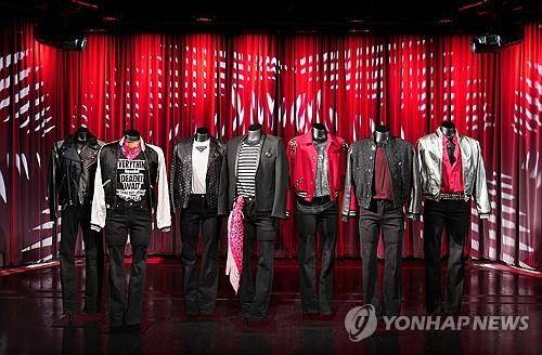 그래미 뮤지엄에 전시된 엔파이픈이 '스위트 베놈' 뮤비에서 입은 의상들 [로스앤젤레스 AP=연합뉴스]