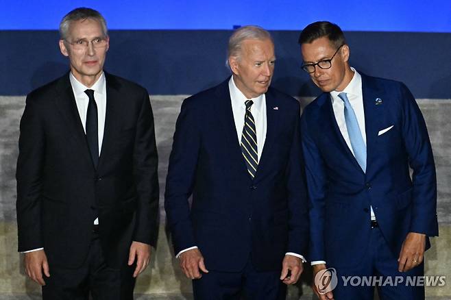 핀란드 대통령과 대화 나누는 바이든 (워싱턴 AFP=연합뉴스) 9일(현지시간) 미국 워싱턴 DC 멜론 대강당에서 열린 북대서양조약기구(NATO·나토) 창설 75주년 행사에 참석한 조 바이든 미국 대통령(가운데)이 알렉산데르 스투브 핀란드 대통령(오른쪽)과 대화를 나누고 있다. 왼쪽에는 옌스 스톨텐베르그 나토 사무총장이 서 있다. 2024.07.10 passion@yna.co.kr