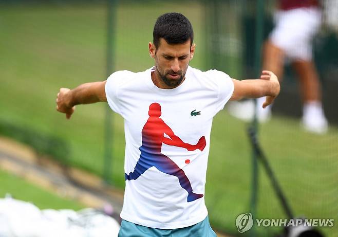 몸을 푸는 조코비치 [로이터=연합뉴스]