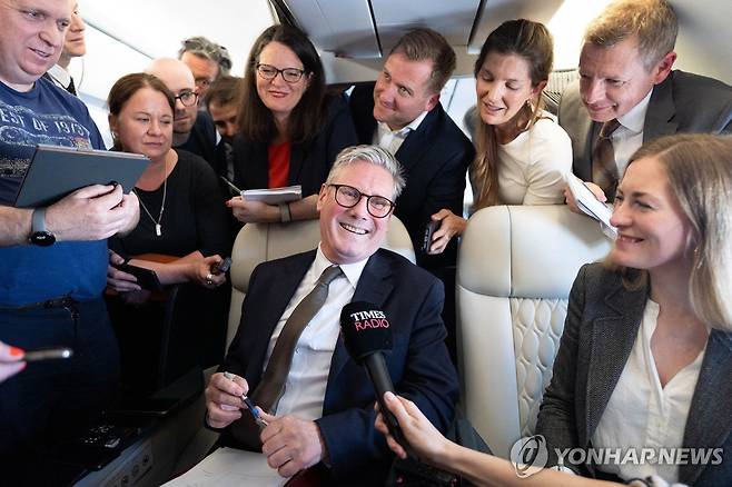 기내에서 취재진 문답에 답하는 영국 총리 [AFP 연합뉴스. 재판매 및 DB 금지]