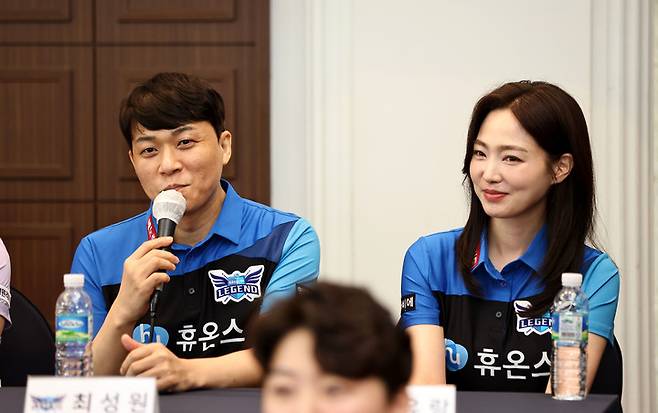 휴온스 최성원(좌)-차유람