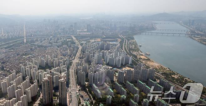 13일 서울스카이 전망대에서 서울 송파구 잠실동과 강남구 일대 아파트 단지가 보이고 있다.2024.6.13/뉴스1 ⓒ News1 박지혜 기자