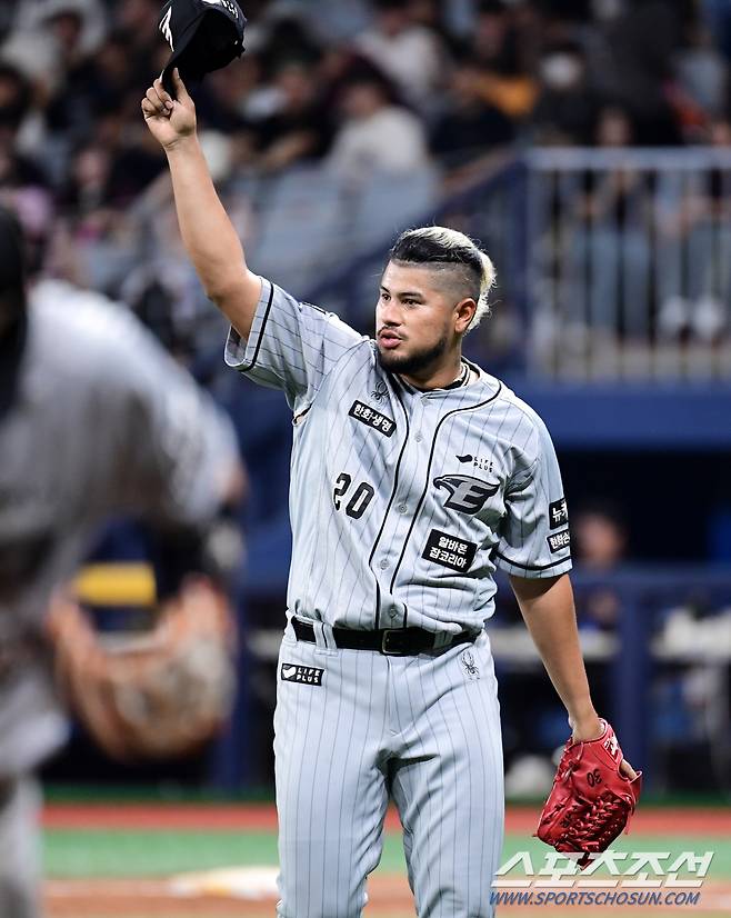 10일 고척 스카이돔에서 열린 키움과 한화의 경기. 5회말 이원석의 호수비에 감사 인사를 하고 있는 한화 선발 바리아. 고척=송정헌 기자songs@sportschosun.com/2024.07.10/