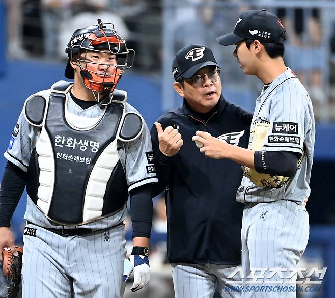 9일 고척스카이돔에서 열린 한화와 키움의 경기, 8회말 한화 황준서가 1사 1루 위기를 맞자 양상문 투수코치가 마운드에 올라 이야기를 하고 있다. 고척=허상욱 기자wook@sportschosun.com/2024.07.09/