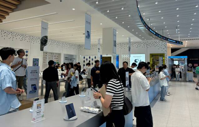 11일 홍대 삼성스토어에서 갤럭시Z6 시리즈를 체험하고 있는 방문객 (사진=지디넷코리아)