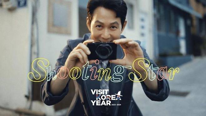 배우 이정재가 출연한 2023년 한국관광 홍보영상은 누적 조회 수 5억 4000만 건을 기록하며 한국 관광 홍보 유튜브 채널의 전 세계 국가관광기구 채널 중 최초 구독자 100만 돌파를 견인했다. [사진제공 = 한국관광공사]