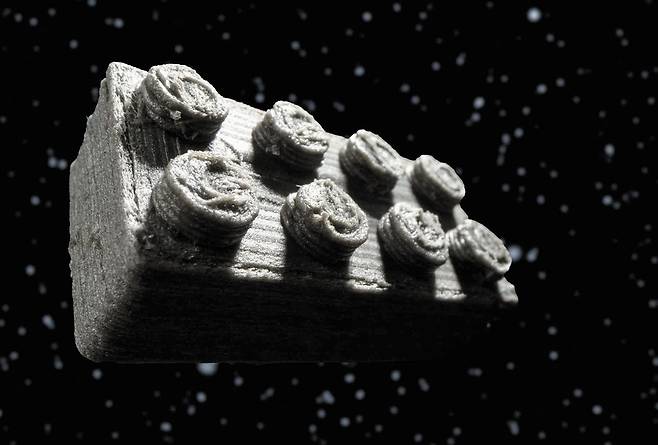 유럽우주국(ESA)이 완구 회사 레고(LEGO)그룹과 협력해 개발한 우주 벽돌. 운석 부스러기 등을 활용해 레고 블록처럼 상단과 하단을 끼워 맞출 수 있도록 만들었다. 달 기지 건설 때에는 달 표면의 흙먼지 등으로 우주 벽돌을 만든다는 계획이다./유럽우주국(ESA)