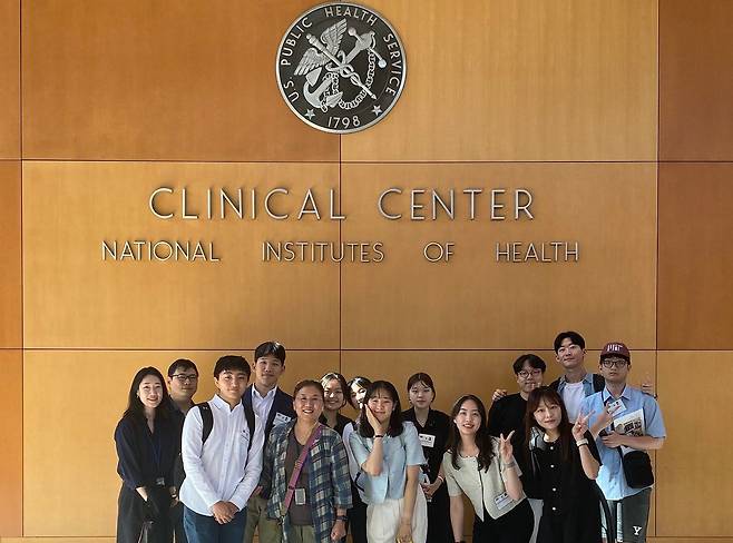 한올바이오파마 약대생 미국 바이오 클러스터 투어. NIH 지영미 박사, 장나영 학생, 김예진 학생 (앞줄 왼쪽 세 번째부터)/한올바이오파마 제공