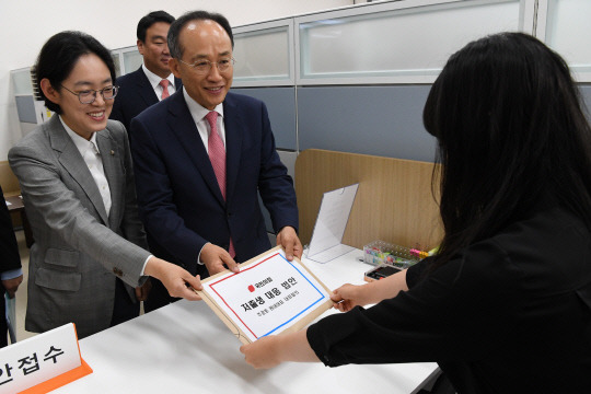 추경호 국민의힘 원내대표가 11일 오전 저출생 대응을 위해 당론으로 발의한 정부조직법 개정안 및 저출산고령사회기본법 개정안을 국회 의안과에 제출하고 있다. [연합뉴스 제공]