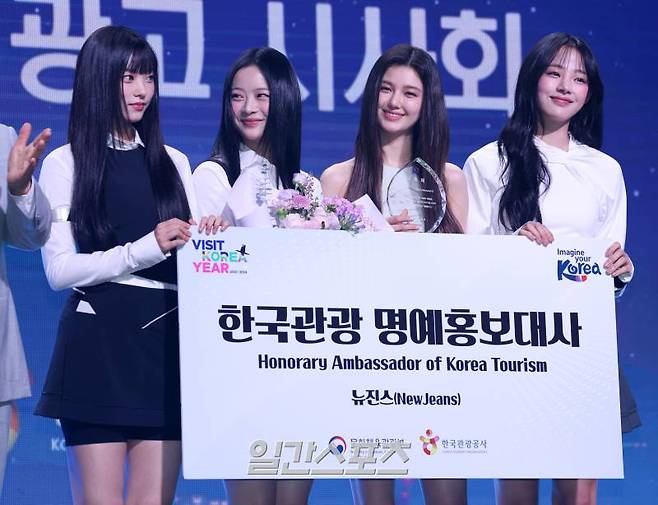 그룹 뉴진스(하니, 해린, 다니엘, 민지)가 11일 오전 서울 용산구 그랜드 하얏트 서울에서 열린 2024 한국관광 명예홍보대사 위촉식에 참석해 기념 촬영을 하고 있다. 서병수 기자 qudtn@edaily.co.kr /2024.07.11/