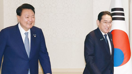 북대서양조약기구(NATO·나토) 75주년 정상회의에 참석한 윤석열 대통령이 10일(현지시간) 미국 워싱턴DC에서 열린 한일 정상회담에서 기시다 후미오 일본 총리와 정상회담에서 기념촬영을 위해 이동하고 있다. 김현동 기자