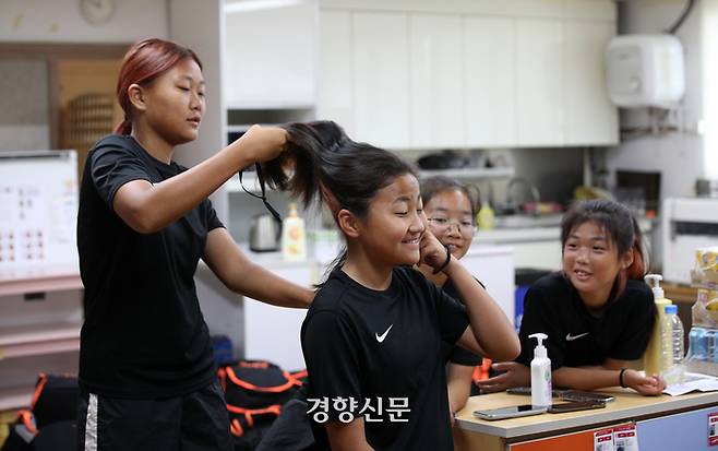 여오아기 대회 출발 전 부주장 최원경양(12)이 주장 이수현양(12)의 머리를 만져주고 있다.