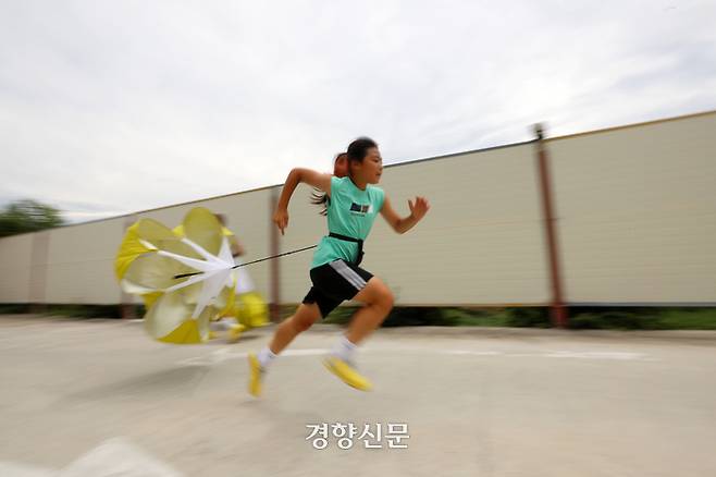 대구 상인초와의 경기 전 지안양이 숙소 앞 공터에서 낙하산을 메고 뛰고 있다. “낙하산 훈련이 제일 힘들다”던 지안양은 경기를 앞두고 무더운 날씨 속에서 낙하산을 메고 한참동안 몸을 풀었다.