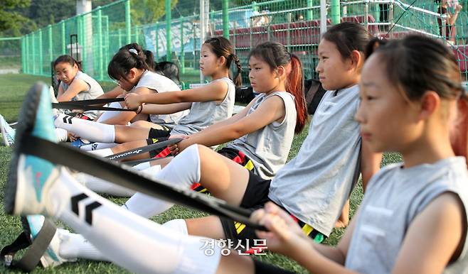 명서초 아이들이 몸을 풀며 다른 팀들의 경기를 바라보고 있다.