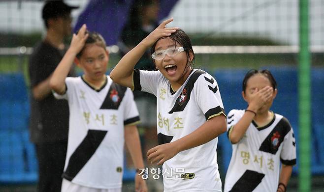 한유림양(11)이 헤딩연습 후 머리를 만지고 있다. 김해에서 통학하는 유림양은 남들보다 늦게 귀가하고 일찍 일어나지만 “전혀 힘들지 않다”고 말했다.