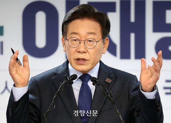 이재명 더불어민주당 전대표가 10일 여의도 당사에서 당대표 출마 기자회견을 하고 있다.   박민규 선임기자