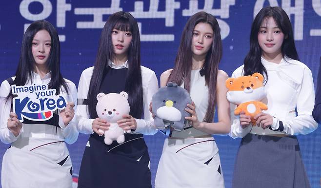 뉴진스 멤버 하니, 해린, 다니엘, 민지(왼쪽부터)가 11일 서울 용산구 그랜드하얏트호텔에서 2024 한국관광 명예홍보대사로 위촉된 후 인형을 들고 기념 촬영하고 있다. 연합뉴스