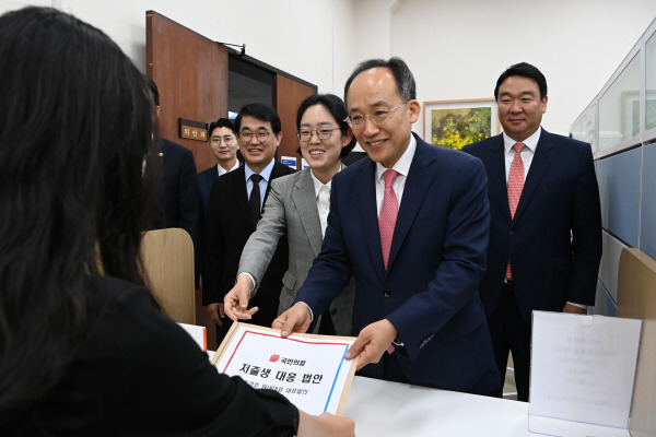 국민의힘 추경호 원내대표가 11일 오전 저출생 대응을 위해 당론으로 발의한 정부조직법 개정안 및 저출산고령사회기본법 개정안을 국회 의안과에 제출하고 있다. 연합뉴스