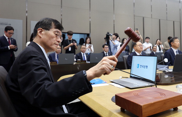 이창용 한국은행 총재가 11일 서울 중구 한국은행 본관에서 열린 금융통화위원회에서 의사봉을 두드리고 있다.  사진공동취재단