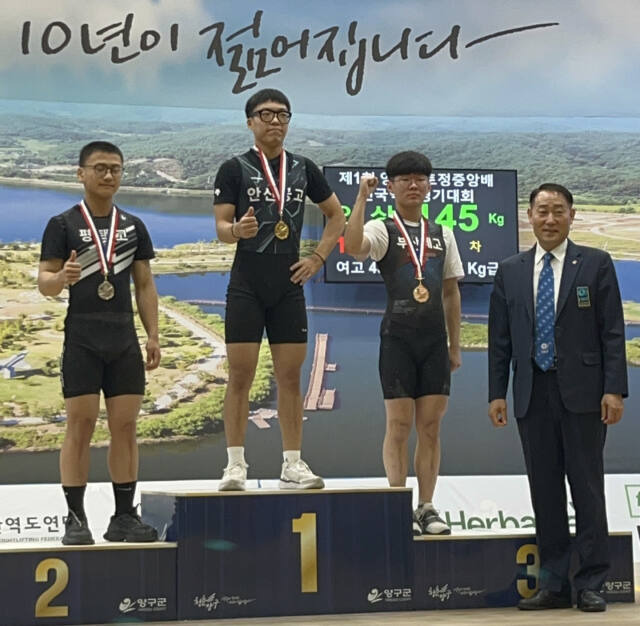 제1회 양구 국토정중앙배 전국역도대회 남자 고등부 61㎏급에서 3관왕에 오른 송다솜(가운데). 안산공고 제공