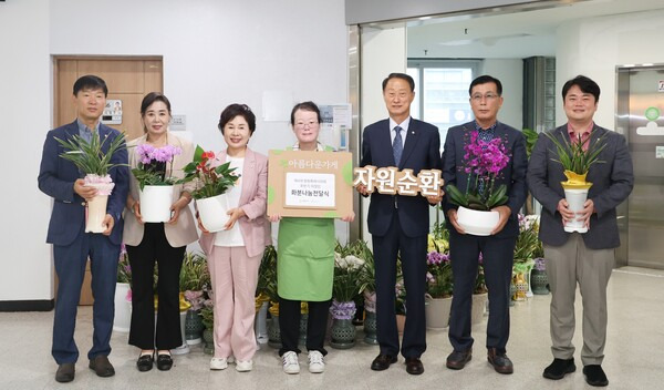 창원시의회는 10일 아름다운가게 경남본부를 찾아 자원순환과 나눔을 실천하는 뜻에서 화분을 기부했다. 기부한 화분은 손태화 의장을 비롯해 부의장과 상임위원장들이 후반기에 새롭게 선출되면서 축하 의미로 받은 것이다. /창원시의회