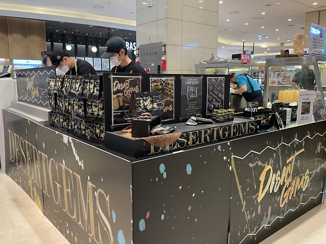 11일 오후 현대백화점 충청점에서 진행 중인 ‘두바이 초콜릿’ 디저트 브랜드 ‘디저트젬스’ 팝업스토어 전경. [사진 출처 = 현대백화점]