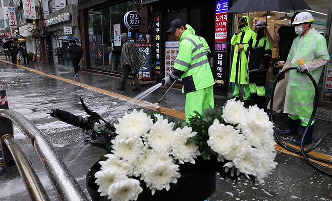 지난 1일 서울 시청역 인근 교차로에서 차량돌진으로 9명이 사망하고 4명이 부상당하는 사고가 발생한 가운데 2일 사고 발생 지점인 서울 시청역 교차로 인근에서 구청 관계자들이 청소작업을 하고 있다. [이충우 기자]
