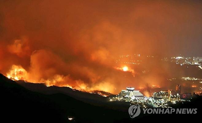 2019년 4월 4일 고성산불 확산 모습. [연합뉴스]