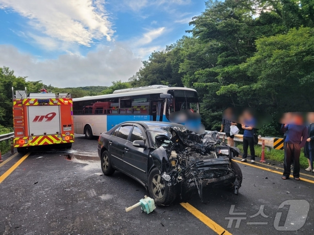 지난 10일 오후 6시40분쯤 제주 성판악 탐방안내소 인근 5·16 도로에서 소나타 차량이 버스와 충돌했다. /사진=뉴스1(제주소방안전본부 제공)