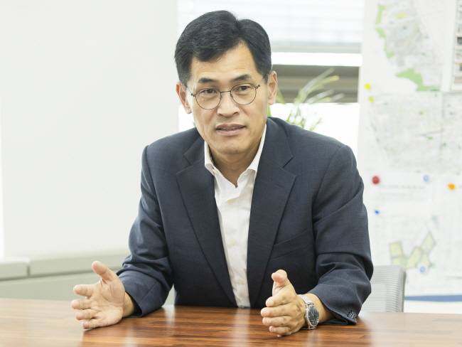 이기재 서울 양천구청장이 10일 구청장실에서 문화일보와 인터뷰하며 목동과 신월동 등 ‘양천구 균형발전’을 위한 구상을 설명하고 있다.  양천구청 제공