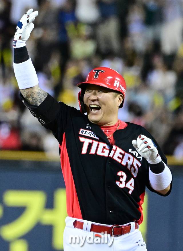 2024년 7월 10일 서울 잠실야구장에서 '2024 신한 SOL Bank KBO리그' KIA 타이거즈와 LG 트윈스의 경기가 열렸다. KIA 최형우가 9회초 2사 1루서 1타점 동점타를 친 뒤 기뻐하고 있다./잠실=유진형 기자 zolong@mydaily.co.kr